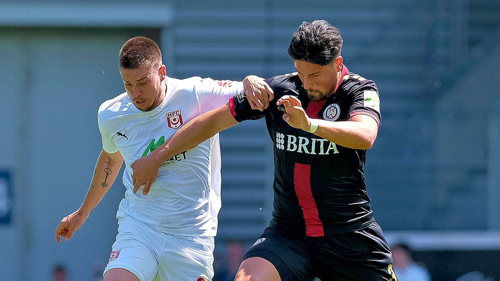 Andor Bolyki (l.) und der HFC haben das letzte Saisonspiel in Wiesbaden verloren.