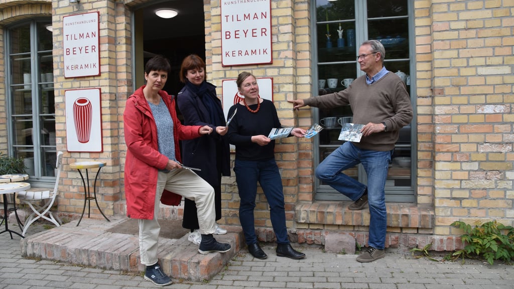 Elke Arnold (Stadtmuseum, v.l.), Christine Sattler (Freiwilligen-Agentur) und die Künstler Antje Halter und Tilman Beyer erinnern vor dem Keramik-Atelier an der Mühlpforte an die Flut 2013. Das Hochwasser stand bis zur Markierung, die Keramiker Tilman Beyer (r.) an der Hausmauer anzeigt.