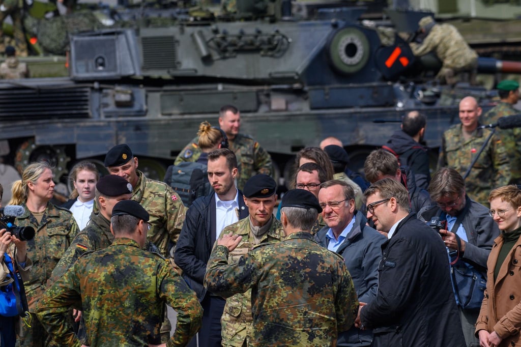 Bundesverteidigungsminister Boris Pistorius (SPD, 4.v.r) und sein dänischer Amtskollege Troels Lund Poulsen (3.v.r) sprechen mit Bundeswehrsoldaten.