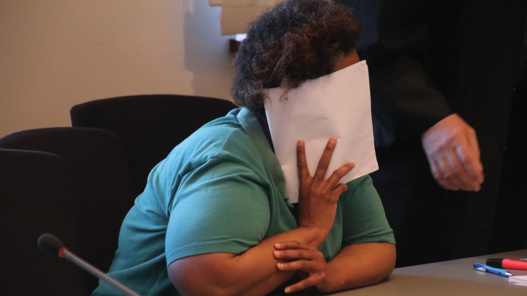 Die Angeklagte Amria H. auf der Anklagebank
