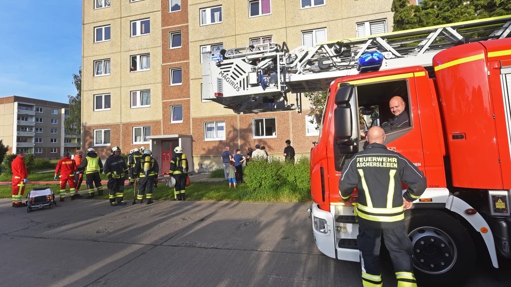 Eine Bewohnerin konnte am Pfingstmontagabend in Aschersleben aus ihrer verrauchten Wohnung gerettet werden.