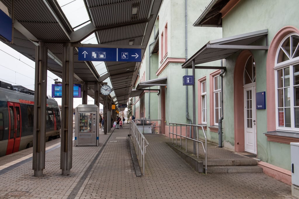 Das Archivfoto zeigt einen Blick auf Bahnsteig 1 des Naumburger Hauptbahnhofs. Zwischen Hauptbahnhof und Naumburg-Ost fahren die Züge der Regionalbahn RB 77 im Juni und im Juli nur noch eingeschränkt.
