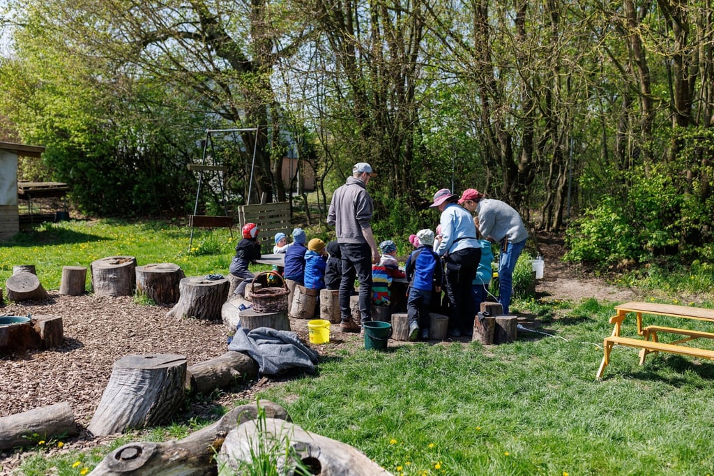 Im Bauernhof-Kindergarten Giebelstadt wird das Mittagessen im Freien eingenommen.