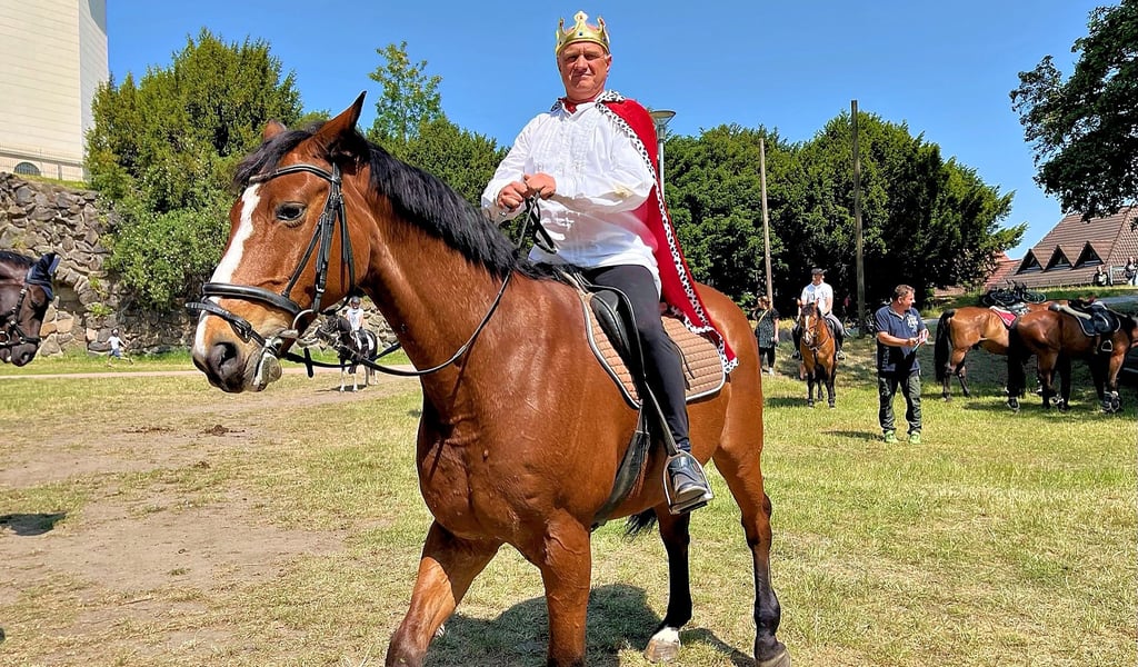 Er ist für jeden Spaß zu haben: Michael Heine als König auf dem Warmblut Lukas beim Pfingstreiten in Mildensee.
