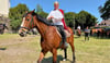 Er ist für jeden Spaß zu haben: Michael Heine als König auf dem Warmblut Lukas beim Pfingstreiten in Mildensee.