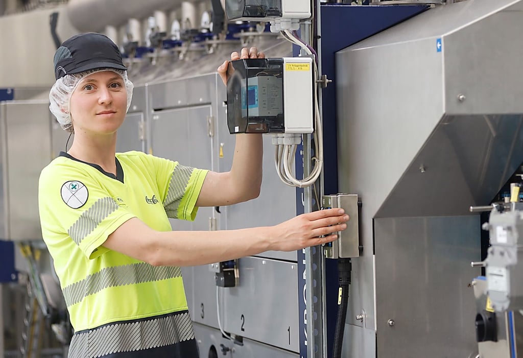 Die Verbrauchswerte immer im Blick: Umwelt- und Energiemanagerin Karolin Tröbs ist viel im Werk unterwegs.