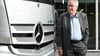Martin Daum, der Vorstandsvorsitzende des Nutzfahrzeugherstellers Daimler Truck, vor einem eActros Lastwagen.