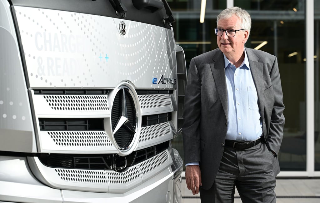 Martin Daum, der Vorstandsvorsitzende des Nutzfahrzeugherstellers Daimler Truck, vor einem eActros Lastwagen.