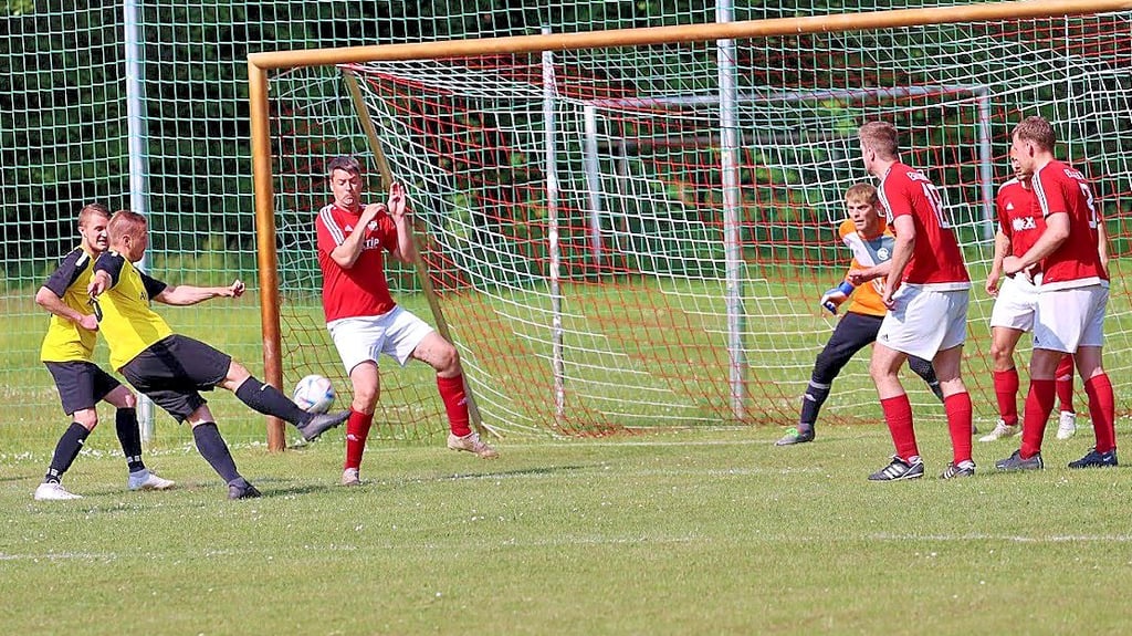 Die Kicker vom FSV Drohndorf-Mehringen (gelbe Trikots) hatten am Sonnabend kein Glück beim Abschluss.