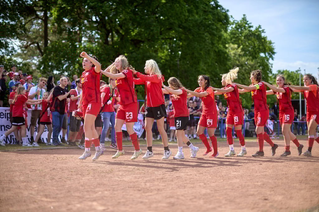 Die Frauen von RB Leipzig feiern die Meisterschaft.