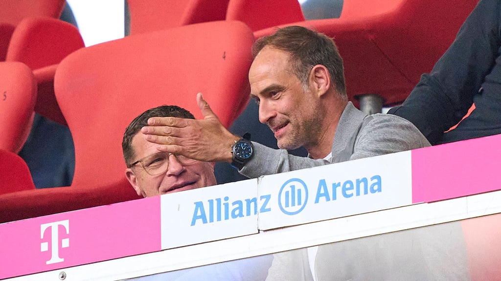 Max Eberl und Oliver Mintzlaff gemeinsam auf der Tribüne.