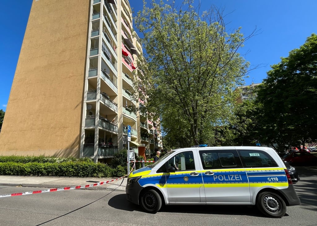 Ein Polizeiwagen steht vor einem Haus in Marzahn.