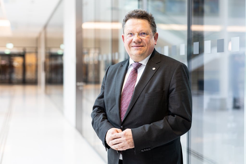 Niedersachsens Gesundheitsminister Andreas Philippi steht im Landtag.