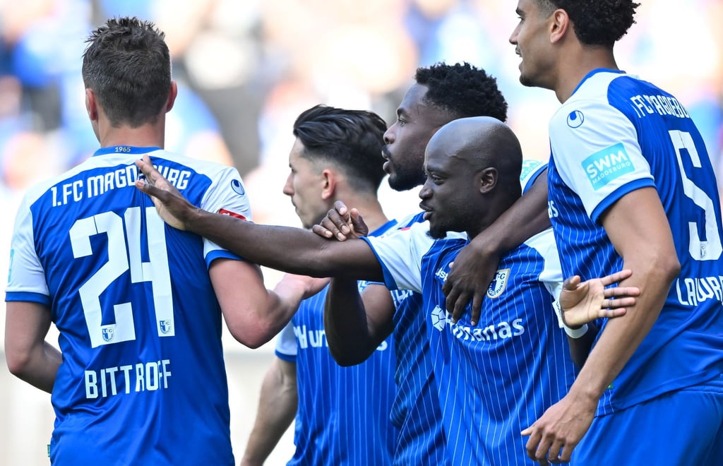 Magdeburgs Spieler jubeln nach einem Tor.
