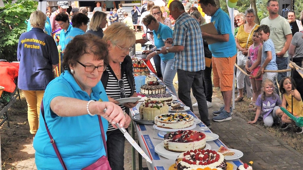 Das beliebteste Kuchenbuffet des Jerichower landes an Pfingsten: Die Buchweizentortenparade in Parchen.