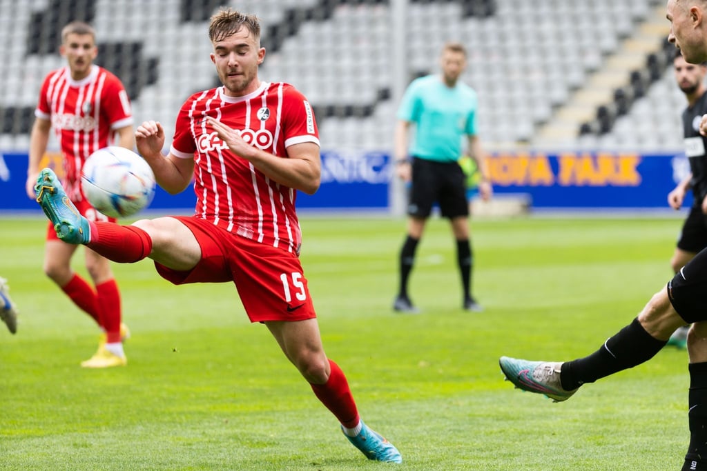 Freiburgs Lars Kehl am Ball.