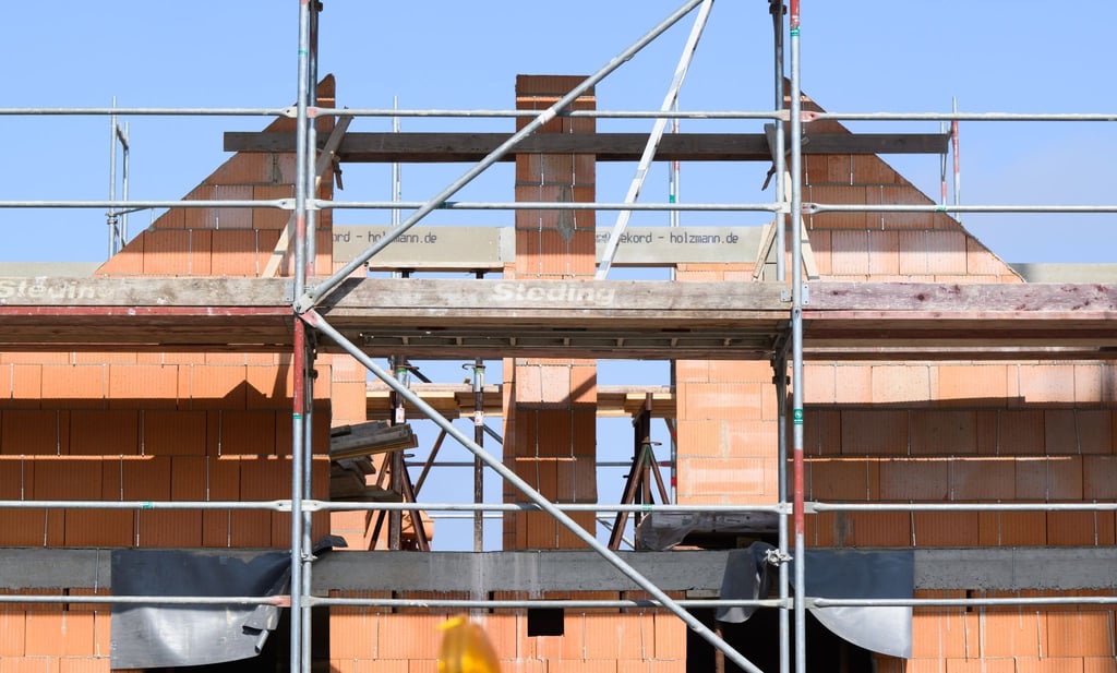 Bevor mit dem Bau eines Hauses angefangen werden kann, muss das Grundstück gekauft werden. Damit ist auch die Grunderwerbsteuer fällig.