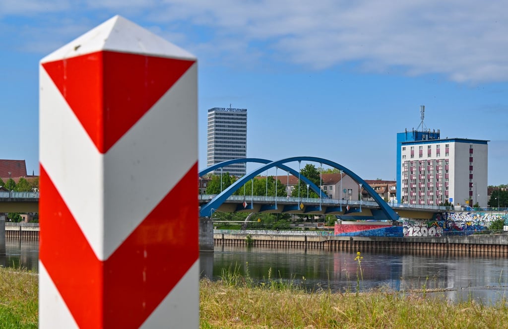 Ein Grenzpfeiler in den rot-weißen Nationalfarben Polens steht am deutsch-polnischen Grenzübergang Stadtbrücke.