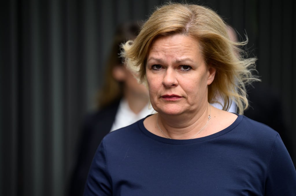 Bundesministerin für Inneres und Heimat Nancy Faeser auf dem Weg zu einem Pressetermin.