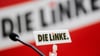 Das Logo der Linken ist bei einem Parteitag an einem Mikrophon angebracht.