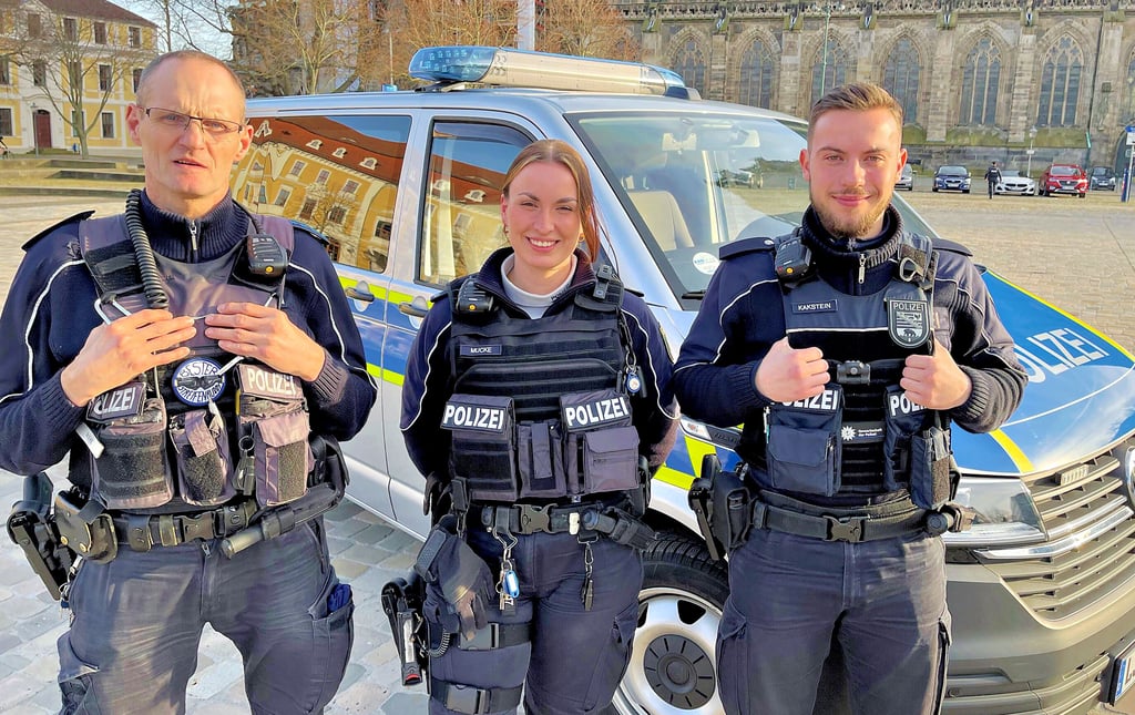 Drei Polizisten, eine Einheit: Polizeihauptmeister Gerold Rieke (links) und Kommissarin Lea Mucke sind schon seit drei Jahren ein eingeschworenes Streifen-Team, Polizeimeisteranwärter Jonas Kakstein absolviert derzeit sein Praktikum im Polizeirevier Magdeburg.