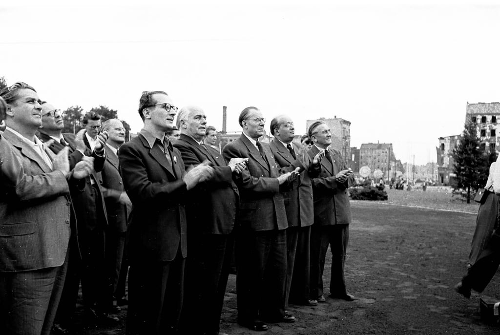 Honecker Anfang der 1950er Jahre bei Enthüllung Stalindenkmal. Das Berliner Stalindenkmal war ein überlebensgroßes Bronzestandbild des sowjetischen Diktators Josef Stalin des sowjetischen Bildhauers Nikolai Tomski. Enthüllt wurde das Denkmal am 3. August 1951 von Walter Ulbricht, dem Generalsekretär der Sozialistischen Einheitspartei Deutschlands (SED).