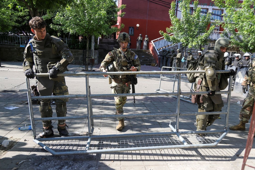 KFOR-Soldaten errichten einen Sicherheitszaun nach den gestrigen Zusammenstößen zwischen ethnischen Serben und Truppen der NATO-geführten KFOR-Friedenstruppe.