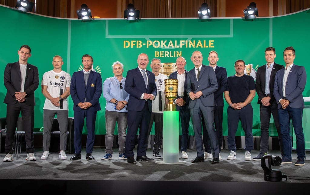 Jan Seidel (r-l), Daniel Siebert, Max Eberl, Peter Gulacsi, Bernd Neuendorf, Perry Bräutigam, Charly Körbel, Kai Wegner, Erden Apaydin, Markus Krösche, Sebastian Rode und Rafael Foltyn.