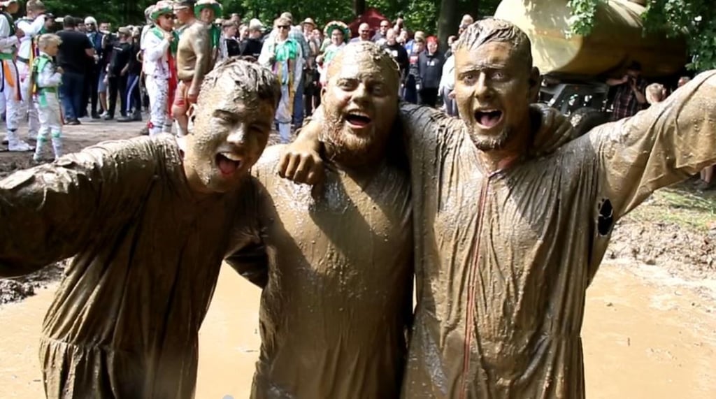 Alter Brauch zu Pfingsten: Dreckschweinfest 2023 im Mansfelder Land.