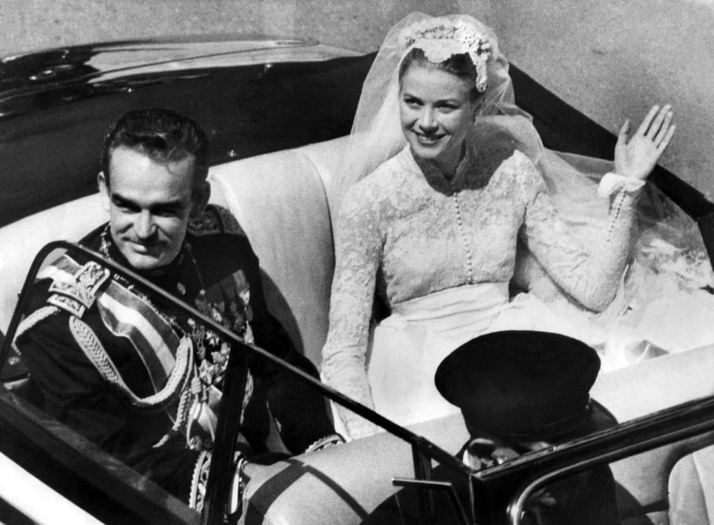 Fürst Rainier III. von Monaco und seine Braut, die US-amerikanische Filmschauspielerin Grace Kelly nach ihrer Hochzeit in Monte Carlo.