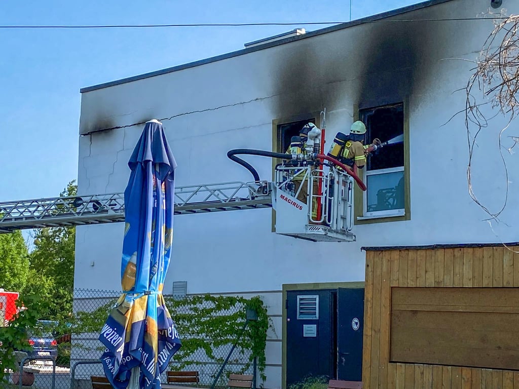 Mit Hilfe der Drehleiter der Naumburger Feuerwehr wird der Brand von außen bekämpft, da sich am Gebäude bereits deutliche Risse zeigen.