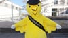 Der "Goldene Spatz", das Maskottchen des Festivals, posiert am Rande der Vorstellung des Programms vom 31. Kinder-Medien-Festival "Goldener Spatz".