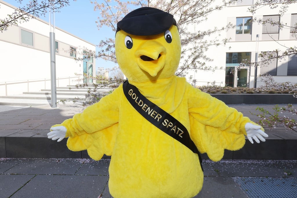 Der "Goldene Spatz", das Maskottchen des Festivals, posiert am Rande der Vorstellung des Programms vom 31. Kinder-Medien-Festival "Goldener Spatz".