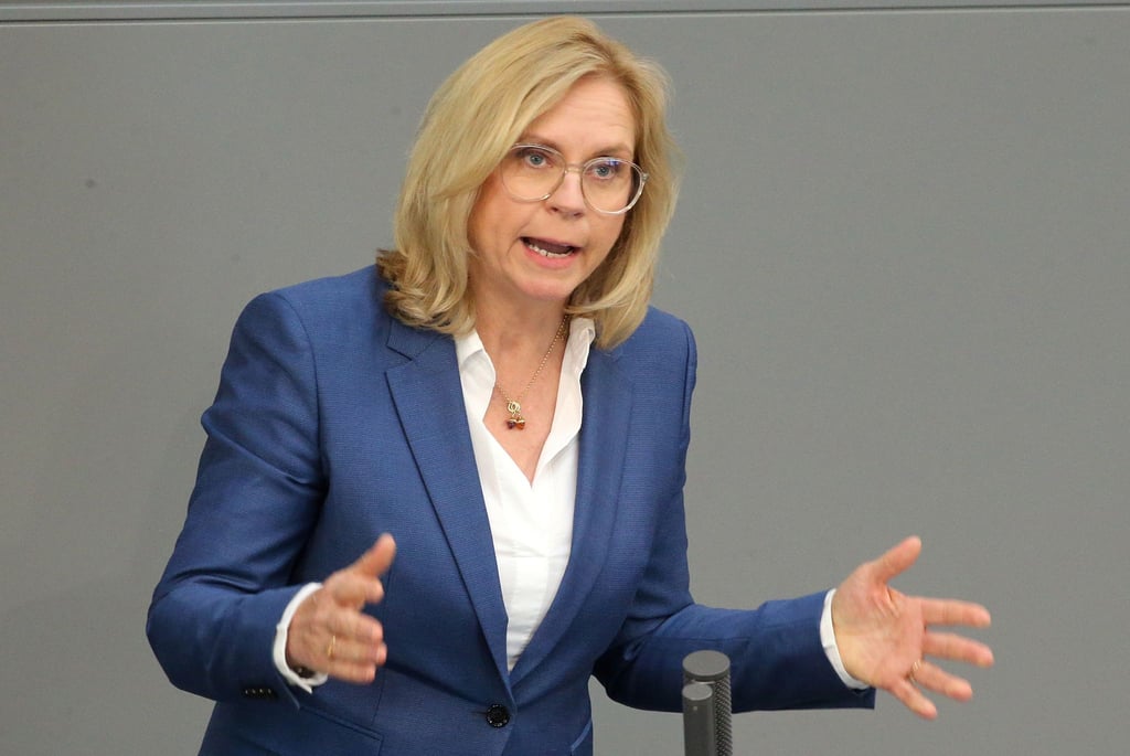 Andrea Lindholz (CDU/CSU) spricht im Deutschen Bundestag in der Debatte um Durchsetzung des Asyl- und Aufenthaltsrechts.