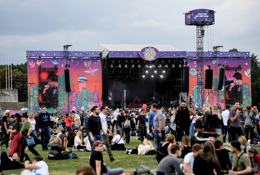 Besucher des Lollapalooza Festivals auf dem Gelände des Berliner Olympiastadions.