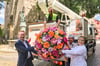 Symbolische Übergabe: Denis Davydov (l.), Heike Dimitrov (r.) und Eta Clair ( 2.v.r.) reichen einen Blumenball an Alexander Mett, Mitarbeiter der Stadtwerke Quedlinburg.