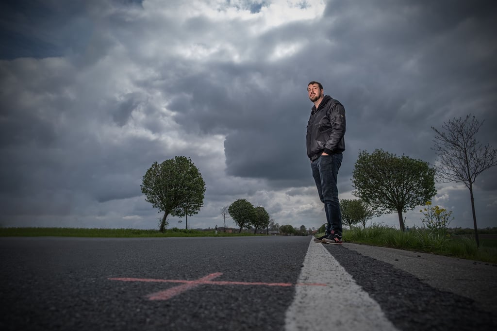 Hartnäckige Markierung, hartnäckige Erinnerung: Christian Schulze am Rand der B246 in der Börde, auf der im vorigen Jahr sein Vater starb.