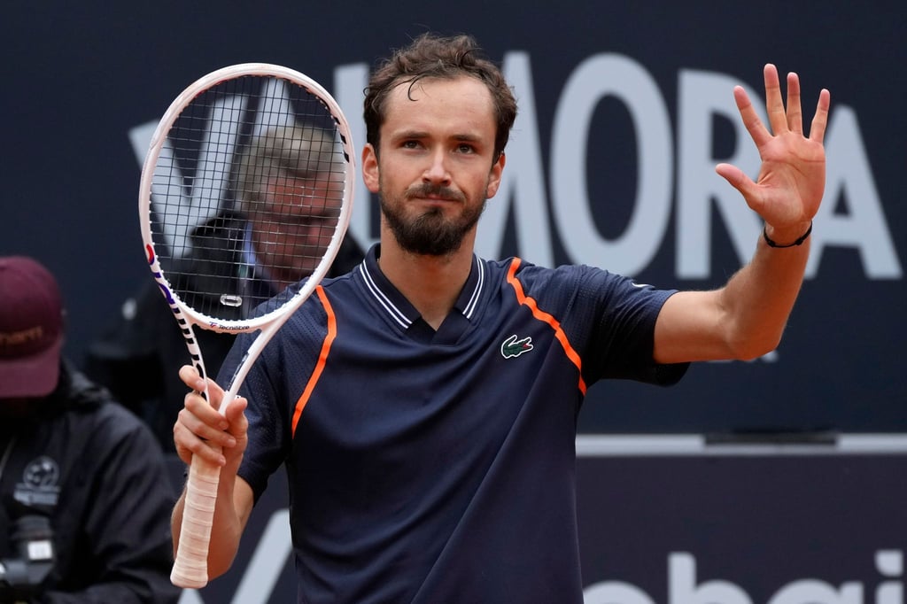 Daniil Medwedew ist in Paris überraschend in der ersten Runde ausgeschieden.