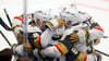Spieler der Vegas Golden Knights feiern gemeinsam nach einem Tor.