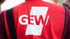 Leibchen mit dem Logo der Gewerkschaft Erziehung und Wissenschaft (GEW).