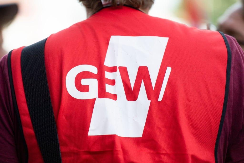 Leibchen mit dem Logo der Gewerkschaft Erziehung und Wissenschaft (GEW).