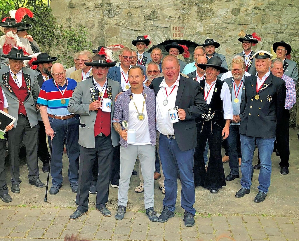 Christian Lehmann (M.) ist der 33. Brunnenherr der Thaldorfer Pfingstburschen, im Bild vorn mit seinem Vorgänger Enrico Zeugner (r.) und Pfingstburschen-Chef Andreas Nette.