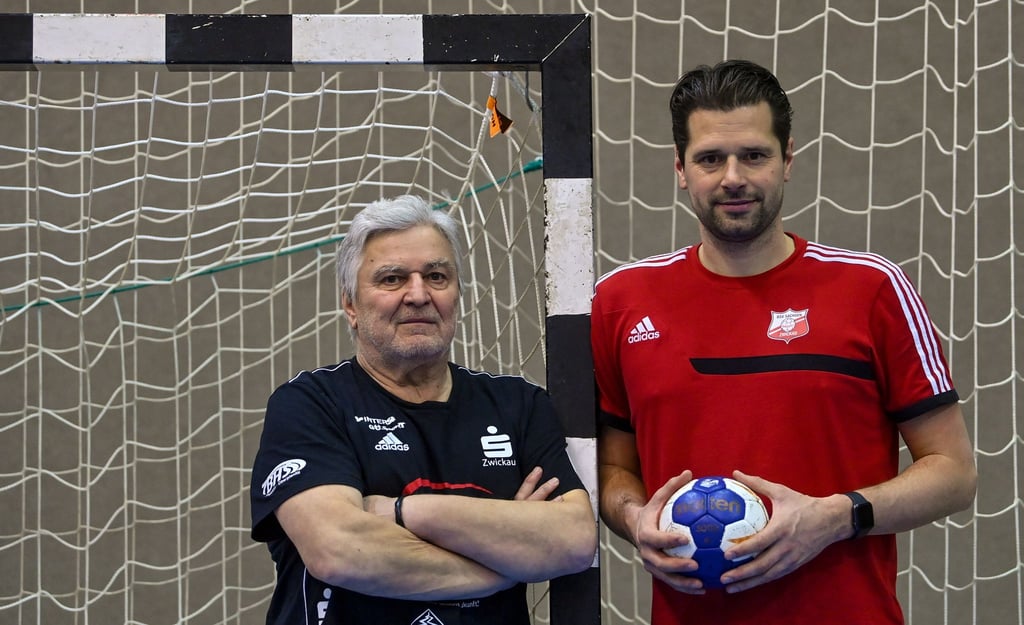 Die Trainer des BSV Sachsen Zwickau, Norman Rentsch (r), Cheftrainer, und Dietmar Schmidt.