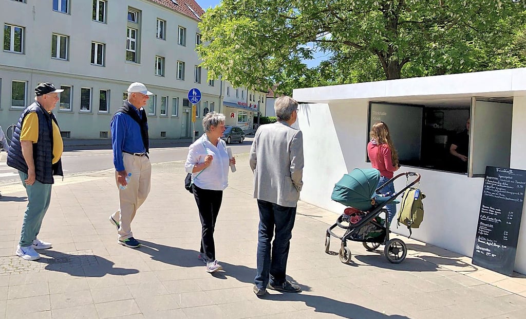 Die Trinkhalle am Kreisverkehr Sieben Säulen / Meisterhäuser ist wieder geöffnet. Touristen wie Einheimische freut das gleichermaßen.