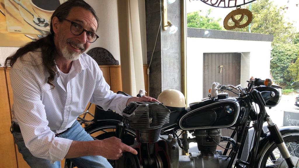 Ralf Woyack, hier am Schnittmodell eines Viertaktmotors, organisiert mit zahlreichen Helfern das Treffen alter Motorräder in Großkorbetha.