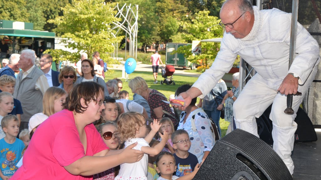 Die Rolande, wie hier der Burger Ritter des Rechts, werden das Stadtfest in Burg bei Magdeburg am Freitag mit eröffnen. Das Eröffnungsprogramm ist schon vielversprechend.