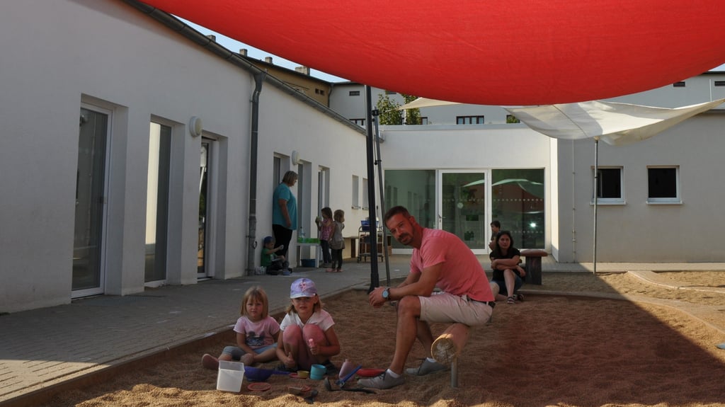 Diese Magdeburger Kita hatte Glück und sich schon im vergangenen Jahr große Sonnensegel als Hitzeschutz. Ohne war das Außengelände bei Sommerglut kaum nutzbar. Andere Kitas warten bis heute vergeblich auf solche Ausstattung - trotz Ratsbeschluss.