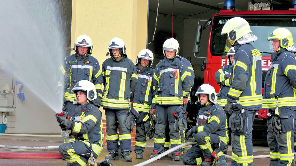 Max Spandau von der Alslebener Feuerwehr (vorne links) übt mit seinen Kameraden einen Innenangriff.