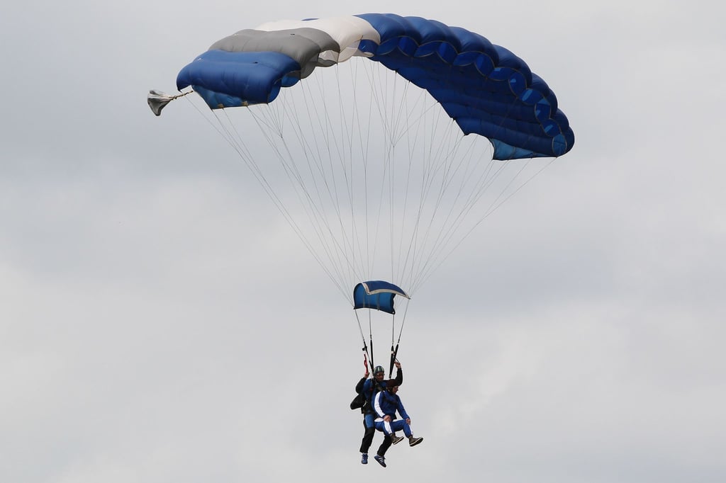 Aufregend, aber nicht ganz ohne Risiko: ein Tandem-Fallschirmsprung. Der Haftung können sich Tandem-Piloten dabei nicht entziehen.