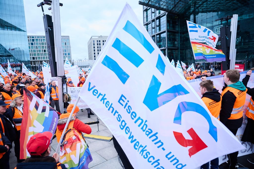 Eine Demonstration der Eisenbahn- und Verkehrsgewerkschaft (EVG) vor dem Berliner Hauptbahnhof.